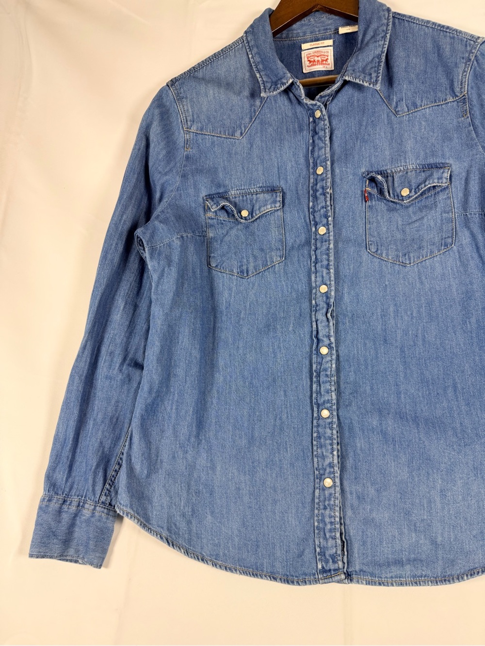 LEVI’S Women’s Size L Shirt Top Denim Jean Pearl Snap Western Style Red Tab - Picture 4 of 16